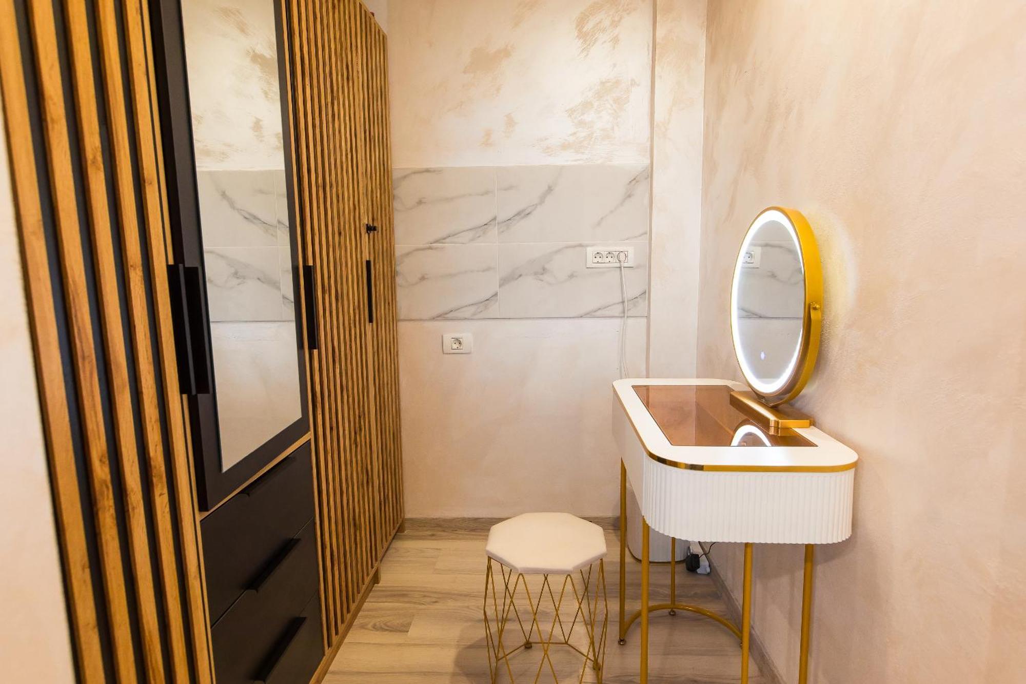 Royalty Apt With City Views On Calea Victoriei Bukarest Eksteriør billede